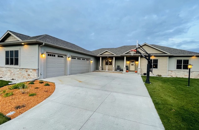 3,500sqft to relax only 20 minutes from EAA