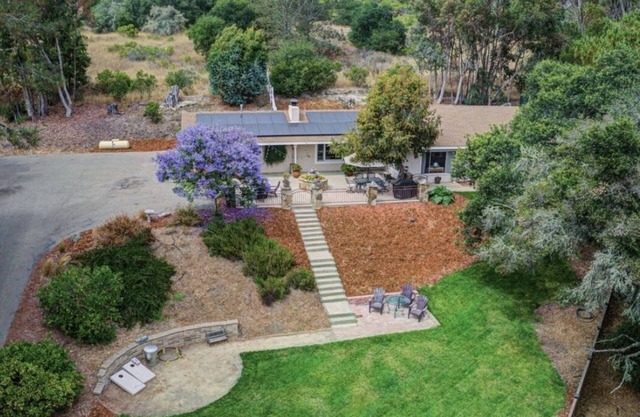 3 Acres of Paradise just 10 minutes to the beach!