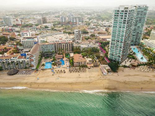 3 Adults or 2 Adults plus 2 Kids 1 block from Ocean