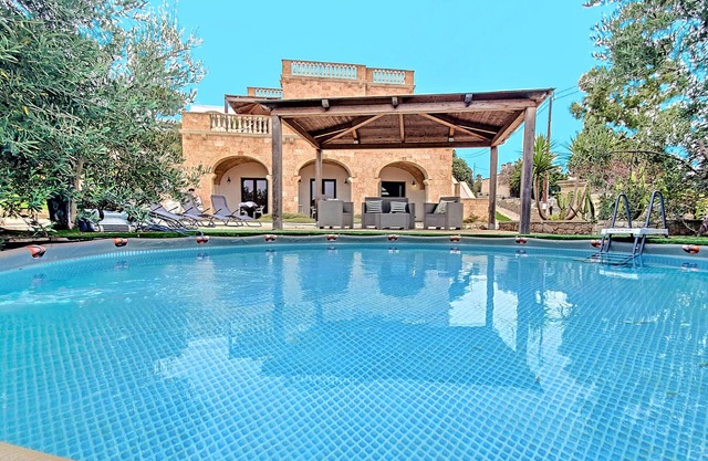 Haus mit 3 Wohnungen & Pool, 250m vom Meer