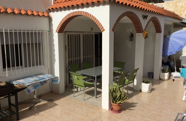 Bungalow mit 3 Schlafzimmern, kurzer Fußweg zum Strand. In der Nähe von Bushaltestelle und Geschäften.