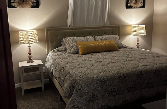 3 BD Retreat - 5 Mins from Downtown-Sleeps 12- Tx hospitality amenities!
