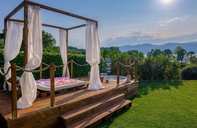 3 BDR, 3 BTHR, 2 Floor Villa mit eigenem Garten, Jacuzzi, BBQ mit Blick auf See
