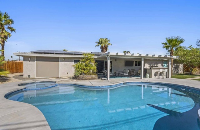 3 BDR Desert Oasis in the Heart of Palm Springs!