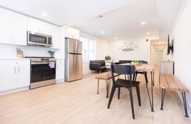 3 BDR Renovated Condo | The Beach->1 block!
