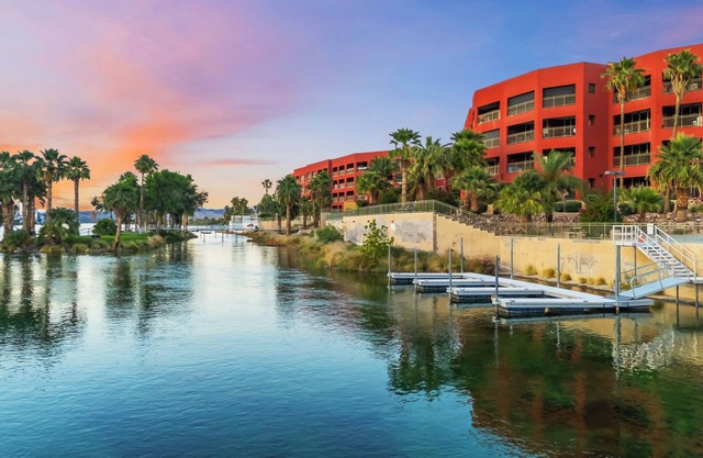 3 BDR Riverfront Resort w/pool, spa, dock & launch!
