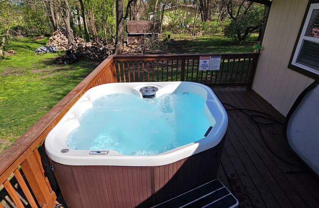3 BdrHomew/HotTub+FREE Firewood,sleeps10in Mauston,closeto WI Dells/Attractions