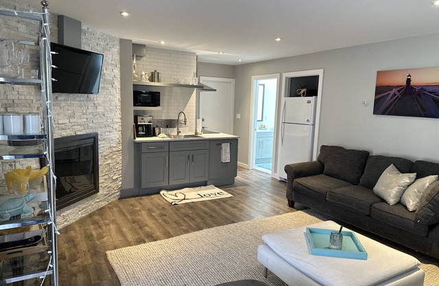 3 bdrm 2 bath house with pool ,in-law suite separate entrance, BBQ, beach house