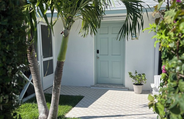 3-bdrm 2 bathrm Beach Villa w charming screened porch in beautiful Treasure Cay