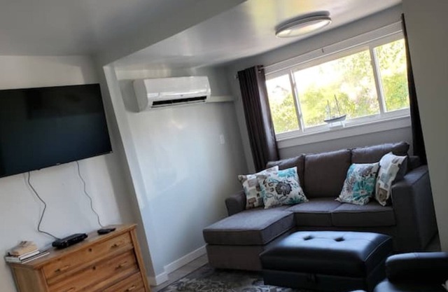 3 bdrm, 2 bth, 2 living, 2 kitchens & outdr space
