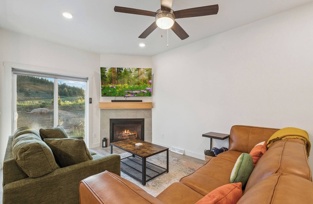 3-bdrm Dog and Family Friendly w Garage, Office, Lake Loop and MTB Trails