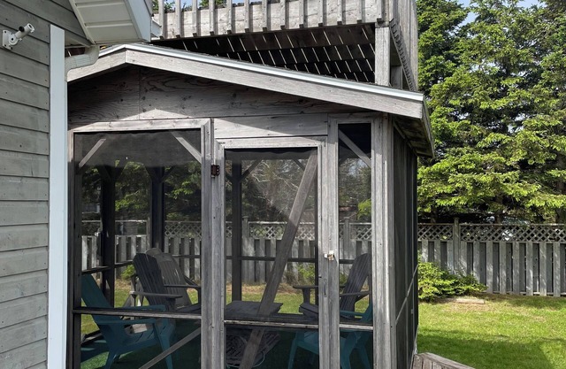 3 bdrm family cottage, short walk to beautiful beach.