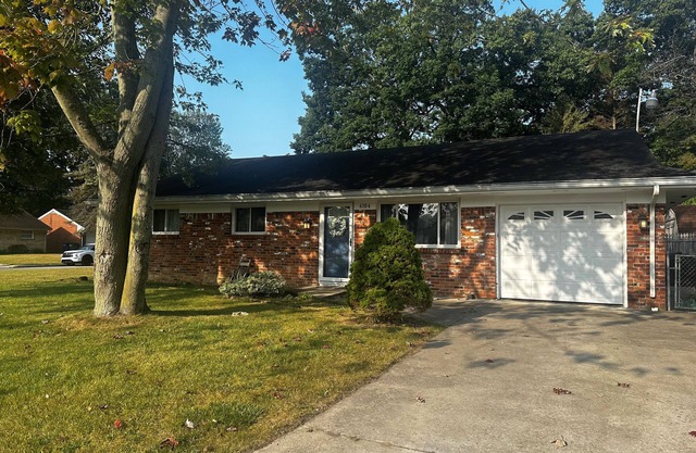 3-bdrm home in Toledo with AC, & WiFi. Enjoy a cozy stay near shopping & dining