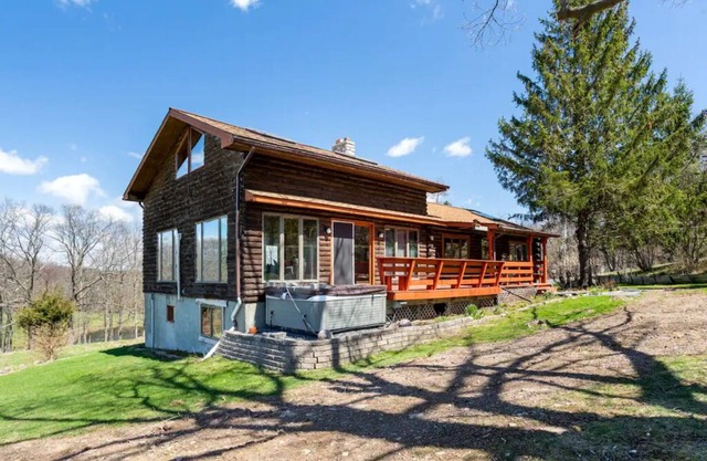 3-bdrm Huxley Farmhouse. Formerly Armstrong Farm. Great for skiing and hiking.