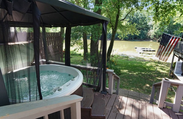 3 BDRM River Retreat w/hot tub