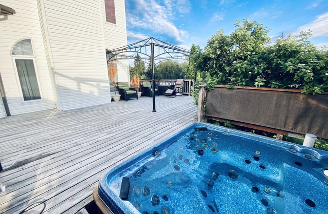 3 BDRM Spacious Luxury Retreat w/ Hottub Seclusion