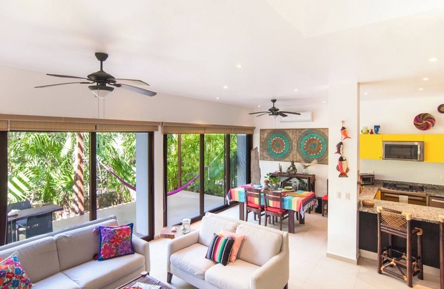 3 Bdrm. townhouse in gorgeous Akumal with WiFi & AC. Beach Club steps away!