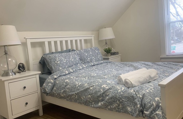 3 Bed + 1 Bath "Home-Away-From-Home" stay, 5 mins from 401