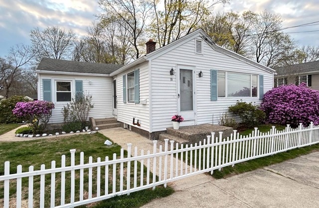 3-Bed 19thC Cottage 9minutes from Misquamicut Beach