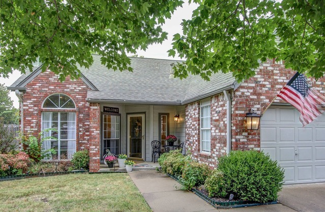 3 Bed 2 Bath 2 Living Cozy & Inviting South Tulsa Home