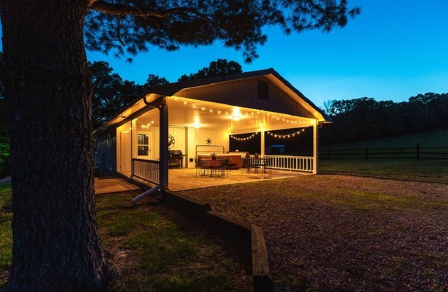 3 Bed 2 Bath Cabin on 300 acre Cattle Farm with Hot Tub and Private River Access