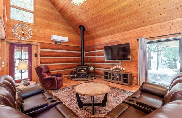 3 bed 2 bath Cabin Pet Friendly Hot Tub Sunriver Home