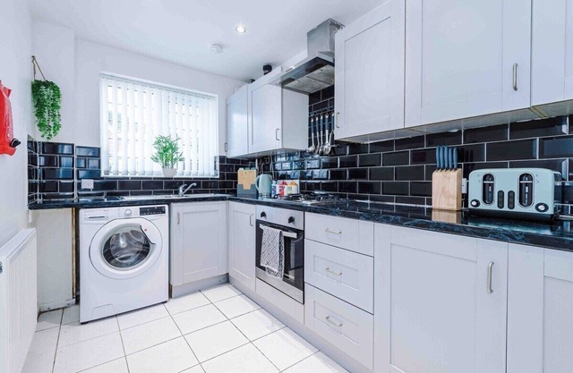 3 Bed+2 Bath | Contractors + Groups |Free Parking!