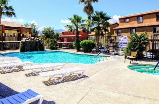 3 Bed, 2 Bath Condo By Pool. Sleeps 8.