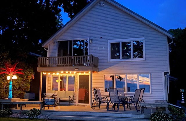 3 bed 2 bath cottage with direct lake and fishing access from backyard, sunsets