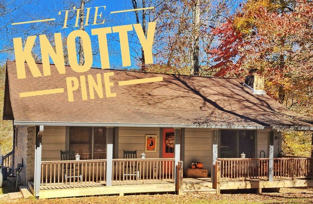 3 bed/2 bath Cozy Cabin on the Coosawattee River with HotTub & Fireplace