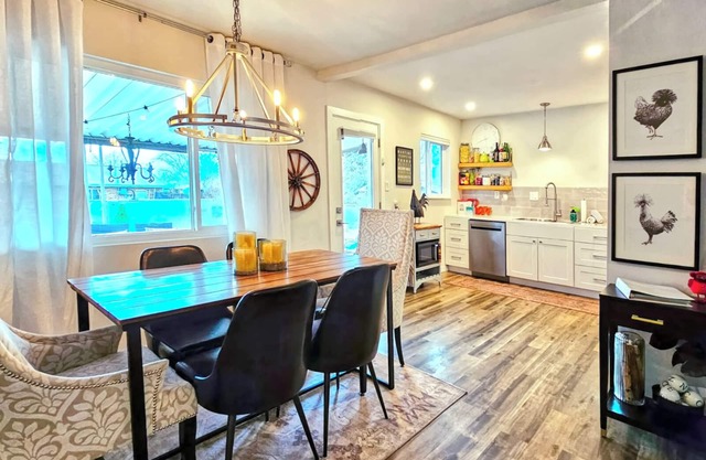 3 Bed/2 Bath home sleeps 6! Near Nob Hill, UNM, Uptown Shopping & Dining + More!