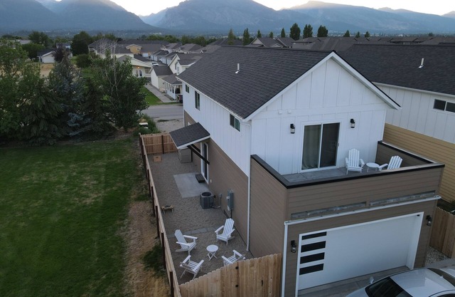 3 bed/2 bath Home with stunning mountain views, 1 mile from downtown.