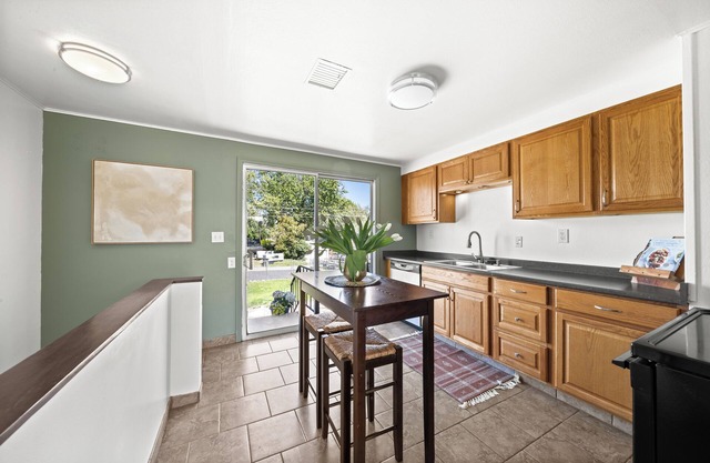 3-bed 2 bath house in welcoming Lewiston with WiFi, AC, and plenty of parking!