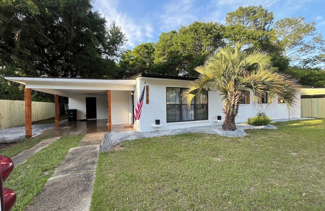 3-bed 2- bath house in Pensacola with sunroom, AC and WiFi. Close to air port.