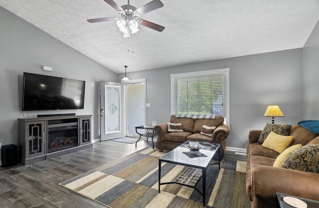 3 Bed/2 Bath Modern 1400 sq ft Home in Quiet Paducah Neighborhood