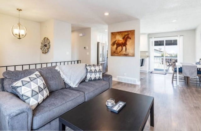 3 bed 2 bath pet friendly & 30 mins to skiing!