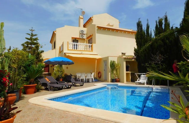 3 Bed 2 bath Town house 2 Mins Walk to the Beach, Private Pool, Air Con, WIFI