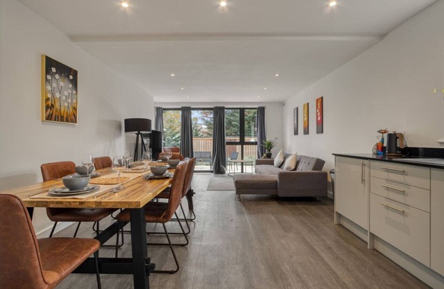 3-Bed, 2-Bath Wembley Apartment with Free Parking