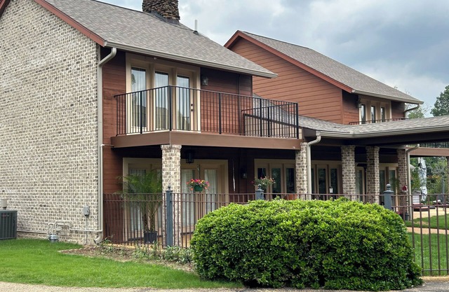 3 bed 2 baths upstairs in home with heated indoor/outdoor pools New Albany