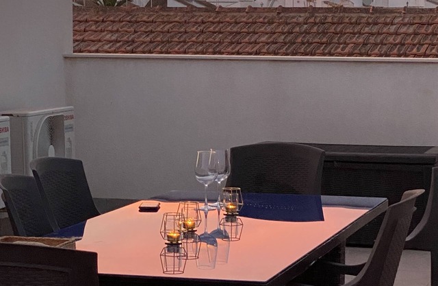 3 Bed 3 Badezimmer neues modernes Haus mit Meerblick Minuten zu Fuß von Restaurants.