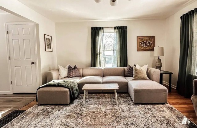 3 Bed / 3 Bath 1F/2H Cozy Village Bungalow - Centrally Located, Renovated Home