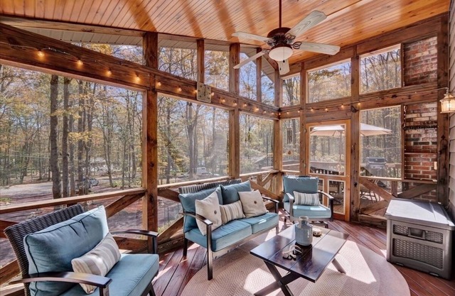 3 Bed/ 3 Bath Cabin 3Mins to Lake- Sleeps 9 w/ WIFI, Pool Table, Games & FirePit