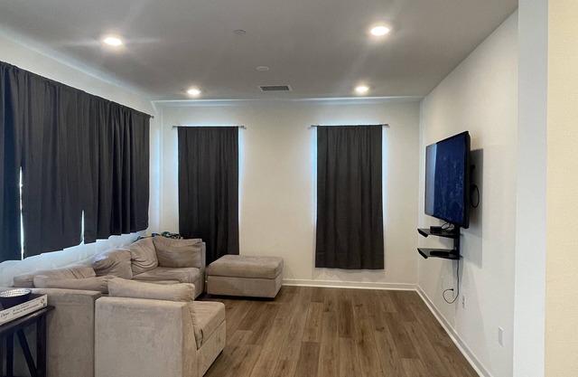 3 BED/ 3 BATH CONDO IN ONTARIO