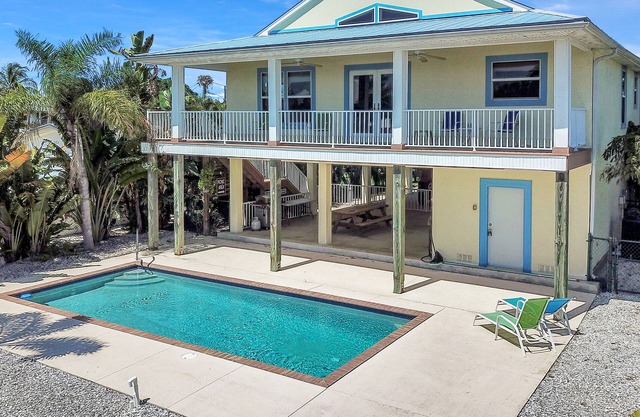 Drei-Bett, drei Bad Pool Haus auf einem Kanal in Pine Island, Florida