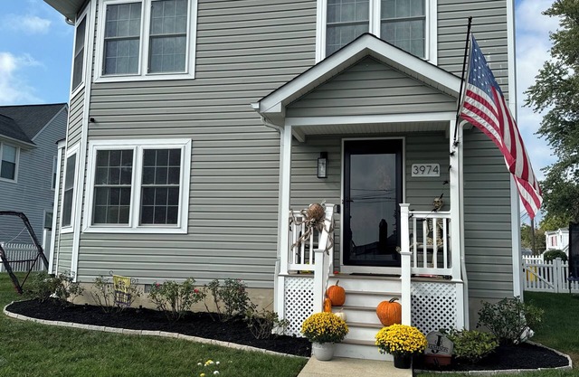 3-bed 3 bath home in Edgewater MD on the beach, 25 min from USNA and Annapolis.