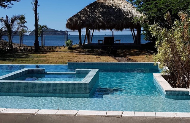 Luxuriöser 2-Bett-Pool am Strand (max. 8 Personen) mit herrlichem Salz-Infinity-Pool.