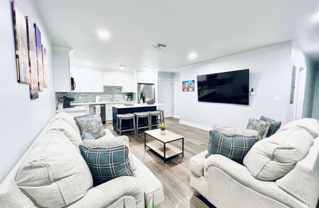 3 Bed/3 Bath with King Bed 15 min to Downtown New Orleans