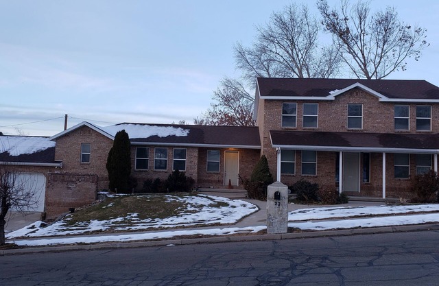 3 Bed, 4 Bath, 2-Story House in Great Neighborhood
