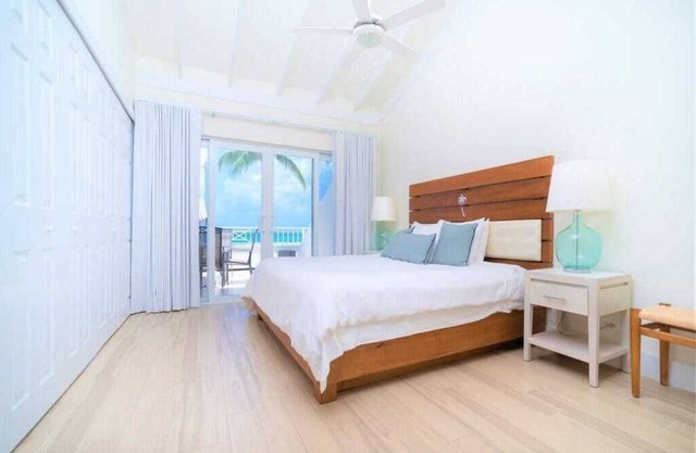 3 Bed Beachfront Penthouse Condo w/ pool + hot tub