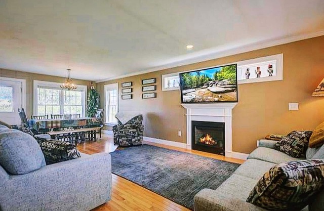 3-bed condo in the Heart of North Conway sleeps 8 Mins from Cranmore & Storyland